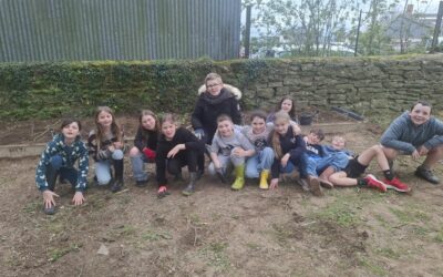 Les CM envahissent le potager ! 🌱